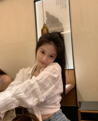 Gleezy搜av0988 小隻馬女生 內裝粉嫩 粉鮑魚也特別緊哦 聲音也很好聽