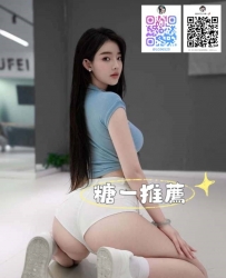 Gleezy搜：xj6669 高挑的身材、修長的雙腿、飄逸的長髮，腳踩白色小白鞋、身穿藍色爆