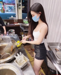 Gleezy：av0988 滷味攤超正女店員，好迷人  完美身材嫩滑肌膚，快搶約