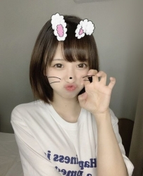 +Gleezy：av0988 學生初次下海  皮膚白皙 嬌小乃大 好白嫩哦 很可愛哦  顏值爆表