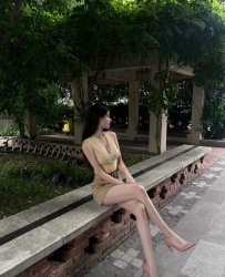 Gleezy：av0988 知性氣質主播  豐滿上圍＋纖腰美腿 濃眉深眼超有女人味