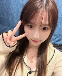 賴88975 臺中約炮#甜美可愛學生妹 皮膚白 奶子很粉嫩 屄很漂亮很淺容易到底很緊