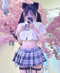 加Gleezy：k66099 采妮 158cm C奶 45kg 21歲 汁多敏感型的女孩