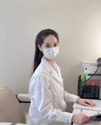 Gleezy：av0988 護士兼差   極度饑渴 求哥哥帶著你的武器來挑戰 雅雅 163cm C+奶 48kg