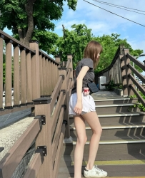 +Gleezy：av0988 芊芊 164cm C奶 21歲  超反差的  外表氣質冷艷  內心超饑渴 超熱情